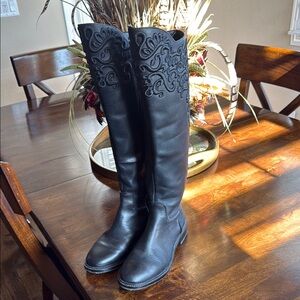 Black boots with Embossed Pattern Gianni Bini
